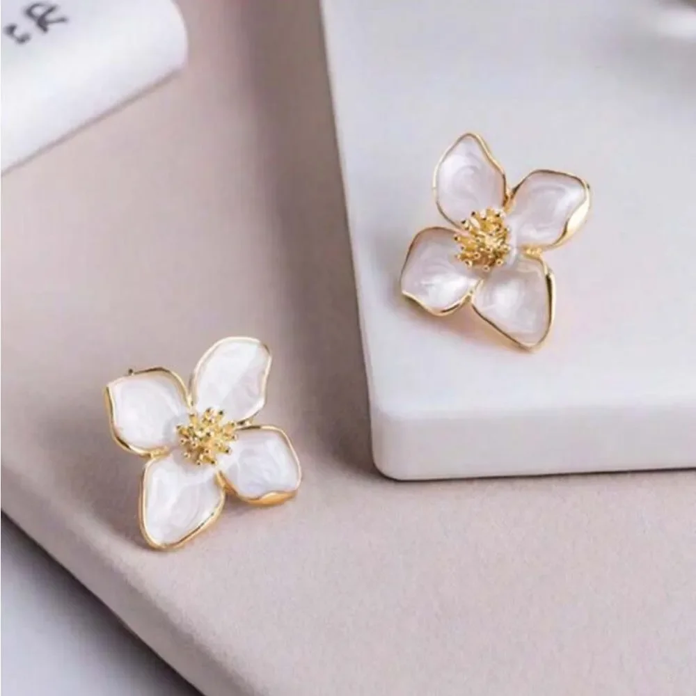 White flower stud earrings A653